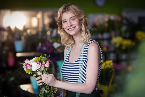 花の束を保持している女性の花屋 — ストック写真