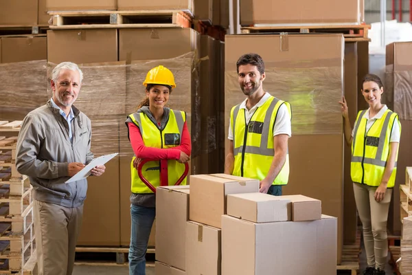 Gerente y trabajadores están sonriendo y posando — Foto de Stock