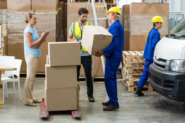 Trabajadores que transportan cajas — Foto de Stock