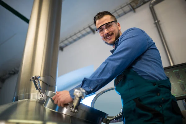 Trabajador de mantenimiento trabajando en cervecería —  Fotos de Stock