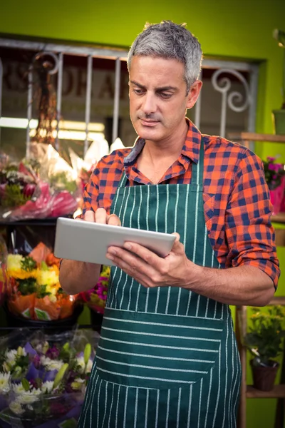 Férfi virágkötő segítségével digitális tabletta — Stock Fotó