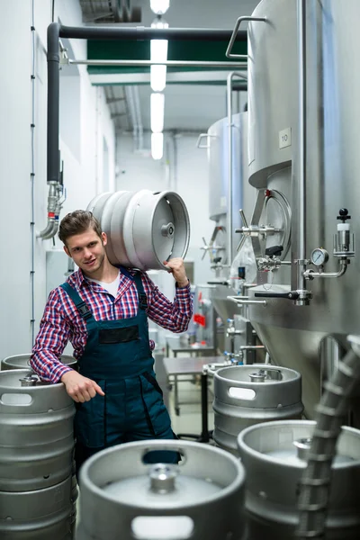 Cervecero llevando barril en el hombro — Foto de Stock