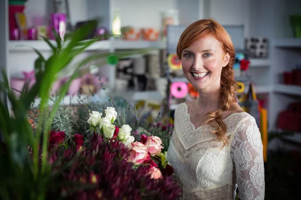 Florista feminino de pé e sorrindo — Fotografia de Stock