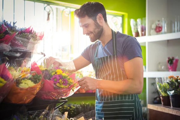 Floristería masculina arreglando ramo de flores en la florería —  Fotos de Stock