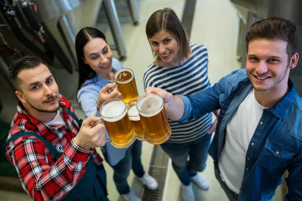ビール醸造所でビールを乾杯 — ストック写真