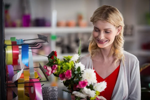 Цветочный букет готовит женщина-флористка — стоковое фото