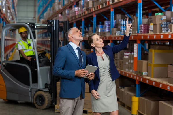 Managers zijn op zoek planken en wijzen — Stockfoto