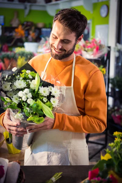 Florista masculino segurando buquê de flores na loja de flores — Fotografia de Stock