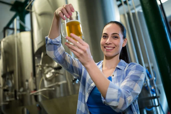 Cervejeira fêmea teste cerveja — Fotografia de Stock