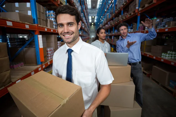 Focus del manager con scatola di cartone e sorridente — Foto Stock