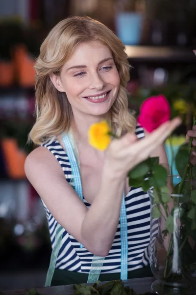 Floristería femenina arreglando flores en jarrón —  Fotos de Stock