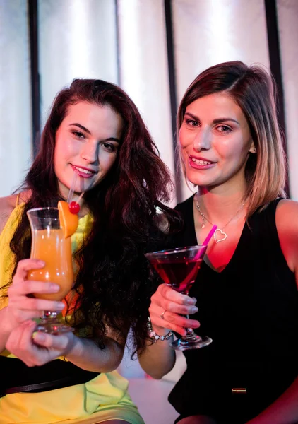 Hermosas mujeres tomando cóctel — Foto de Stock