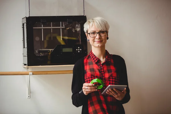 Female graphic designer holding model — Stock Photo, Image