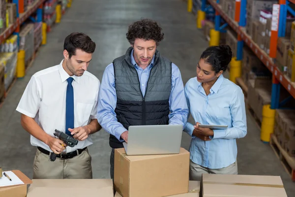 Lage hoekmening van managers zijn op zoek naar een laptop — Stockfoto