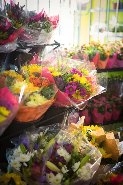 Bouquet di fiori disposti su un ripiano di fiori — Foto Stock