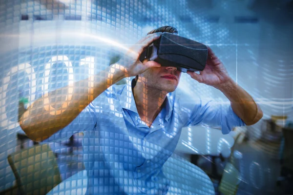 Man using a virtual reality device — Stock Photo, Image