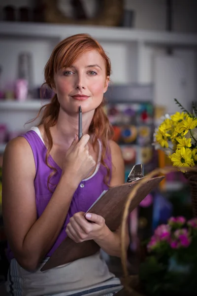 Portret van vrouwelijke bloemist houden van Klembord — Stockfoto