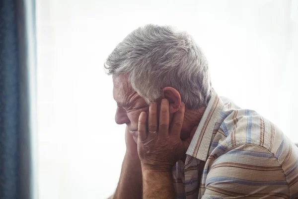 Triste uomo anziano seduto — Foto Stock