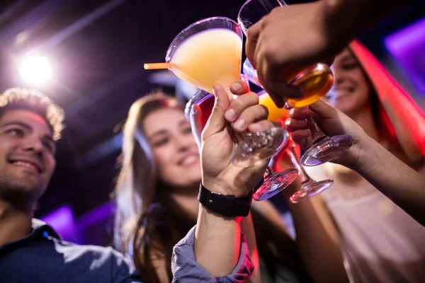 Amigos brindam coquetel no balcão do bar — Fotografia de Stock