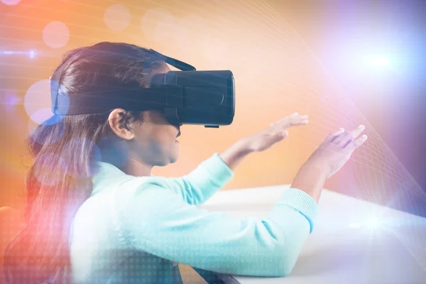 Meisje met behulp van virtuele realiteit apparaat — Stockfoto