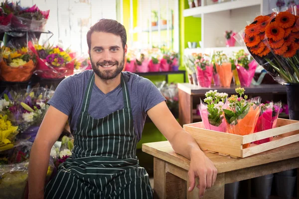 Fiorista maschile presso il suo negozio di fiori — Foto Stock