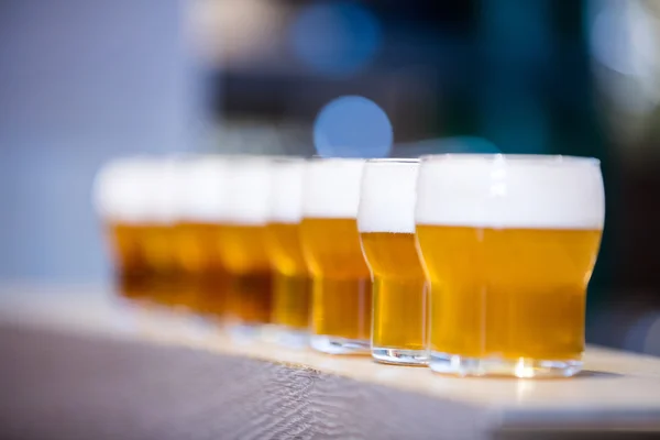 Primer plano de vasos de cerveza en el mostrador — Foto de Stock