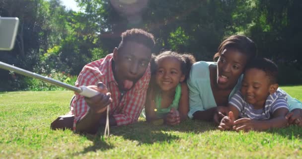 Eine Familie macht Selfie — Stockvideo