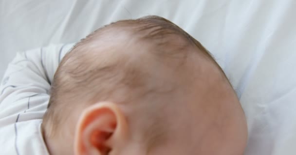 Beyaz kanepede uyuyan bebek — Stok video