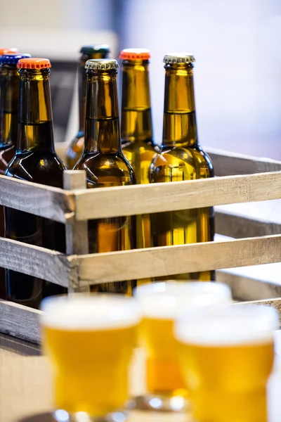 Primer plano de botellas de cerveza en caja — Foto de Stock