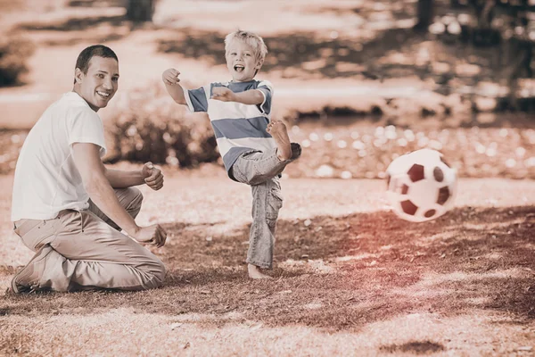 Pai jogando futebol com filho — Fotografia de Stock