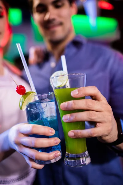 Paar mit Cocktailgläsern — Stockfoto