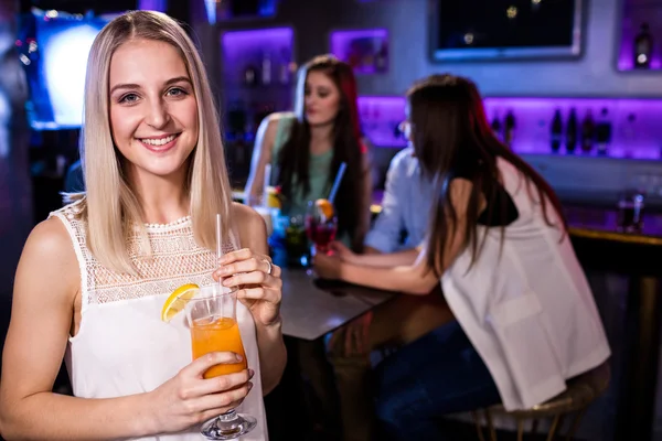 Vacker kvinna med en cocktail — Stockfoto