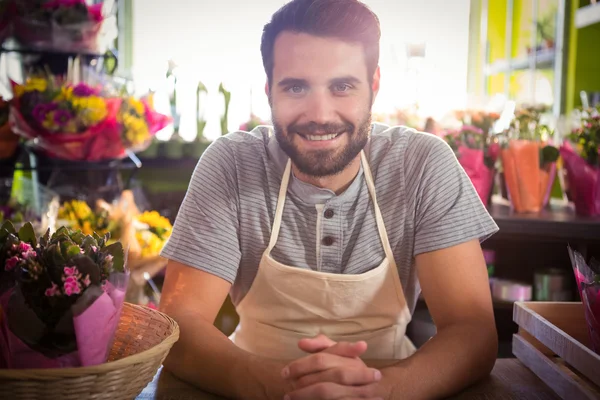 Fleuriste masculin dans sa boutique de fleurs — Photo