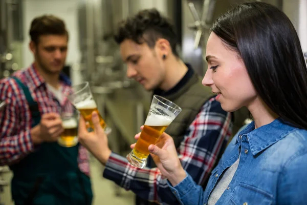 Brewers testare la birra in fabbrica di birra — Foto Stock