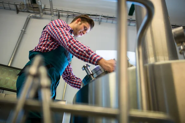 Trabajador de mantenimiento trabajando en cervecería — Foto de Stock