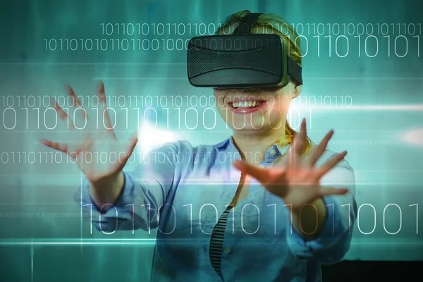 Frau genießt Virtual-Reality-Headset — Stockfoto