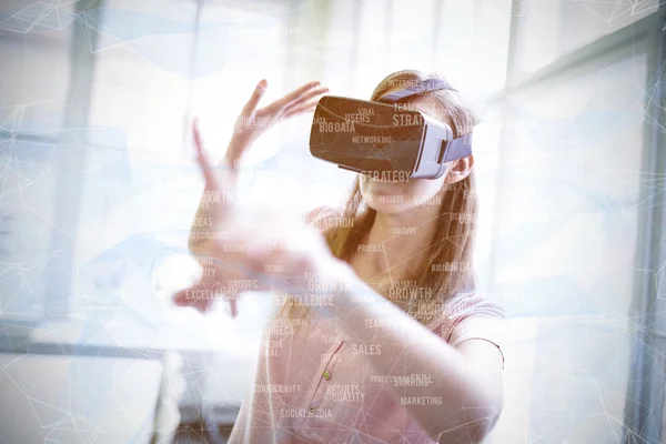 Vrouw bedrijf virtuele bril — Stockfoto