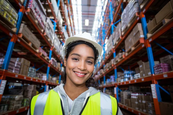 Trabajadora sonriente sosteniendo portapapeles — Foto de Stock