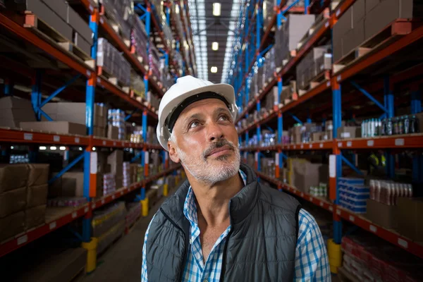 Retrato de trabalhador está olhando para cima — Fotografia de Stock