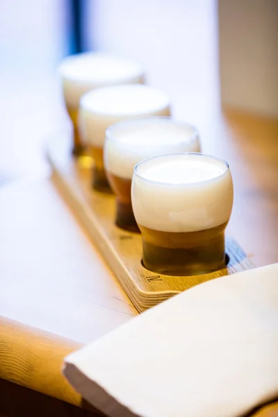 Primer plano de vasos de cerveza en el mostrador — Foto de Stock