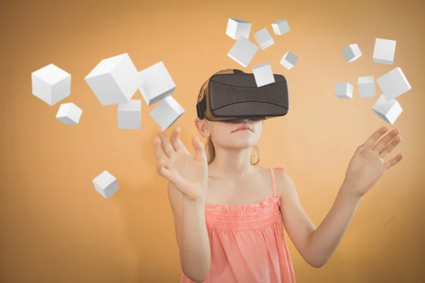 Menina vestindo óculos de realidade virtual — Fotografia de Stock