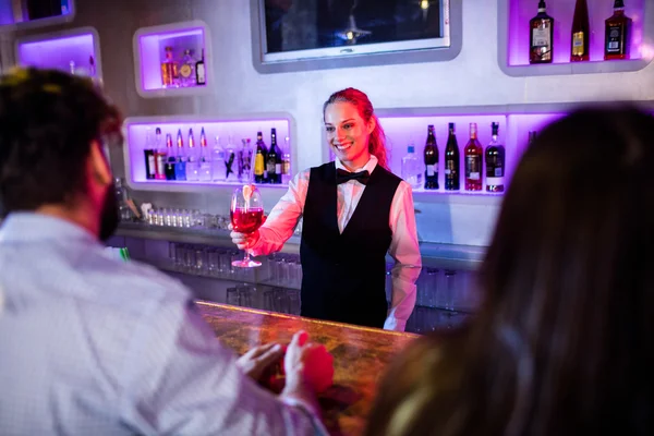 Bartender serverar dryck till man — Stockfoto