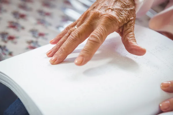 Okumak için Braille kullanarak kadın kıdemli — Stok fotoğraf