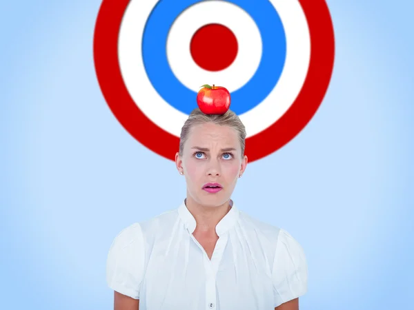 Confusa donna d'affari contro sfondo blu — Foto Stock