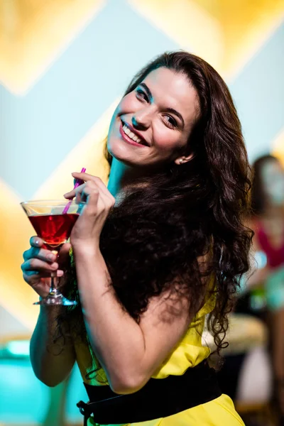 Kvinna med en röd martini — Stockfoto