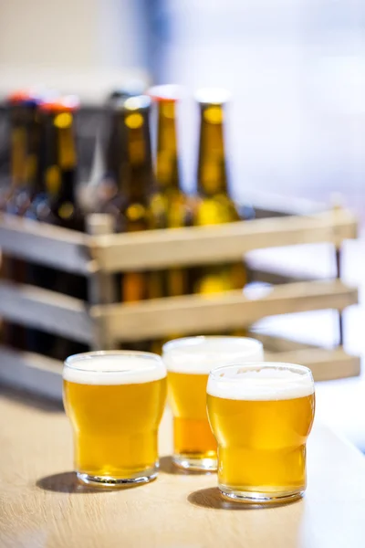 Vasos de cerveza en el mostrador del bar — Foto de Stock