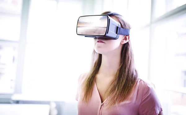 Designer mit Virtual-Reality-Headset — Stockfoto