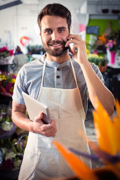 携帯電話で話す男性の花屋 — ストック写真