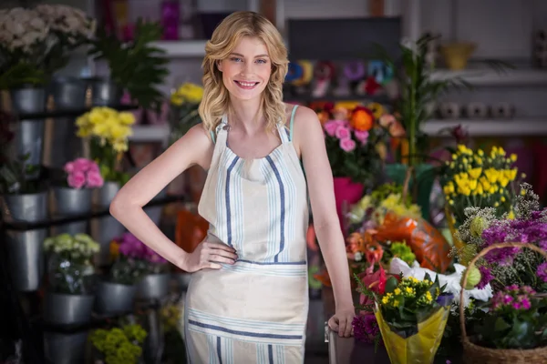 Счастливая флористка, стоящая в цветочном магазине — стоковое фото