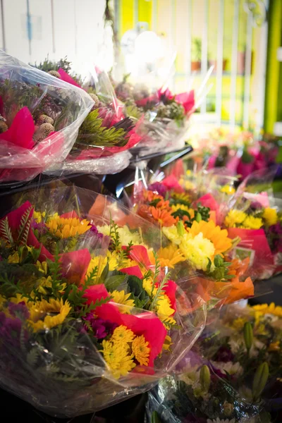 Ramo de flores arreglado en un estante de flores —  Fotos de Stock